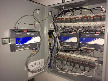 Gabinete de control y cableado